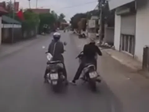 Phẫn nộ hai "nữ ninja" ngang nhiên dừng xe máy giữa đường để "buôn chuyện"