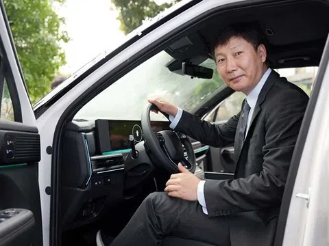 HLV Kim Sang-sik bất ngờ được tặng Hyundai Santa Fe bản cao cấp sau chiến thắng ấn tượng