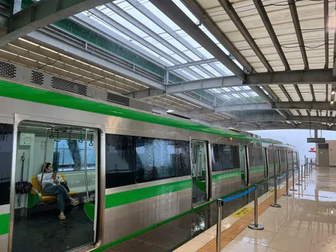 Bị tốc mái đã lâu, nhà ga tàu Cát Linh - Hà Đông chịu cảnh nước chảy lênh láng khi mưa lớn