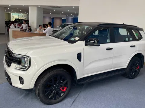 Ford Everest Sport bản đặc biệt đã có mặt tại đại lý, thêm nhiều chi tiết đen cá tính