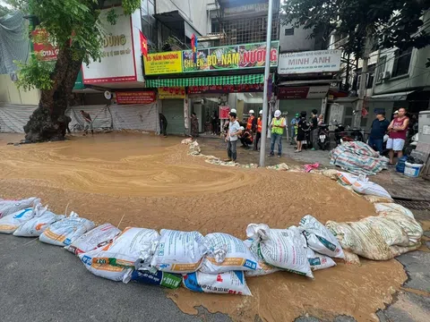 Bùn đất bất ngờ trào lênh láng trên phố khi đào ngầm metro ở Hà Nội