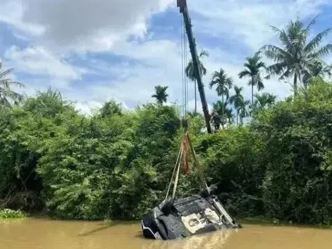 Ô tô lao thẳng xuống sông, hai ông cháu thoát chết khó tin nhờ… cửa kính mở?