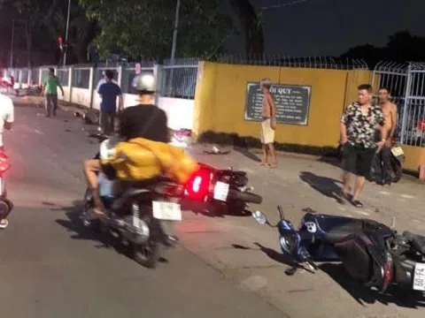 Ô tô con tông liên hoàn xe máy ở Đồng Nai, người bị thương nằm la liệt trên đường