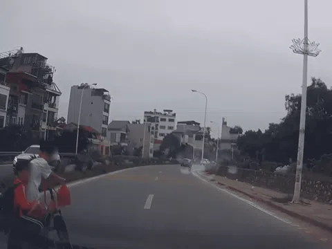 Học sinh đi xe đạp sang đường tại vạch cho người đi bộ, suýt va chạm với ô tô