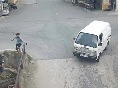 Tránh ôtô như ninja, xe máy chở ba "hạ cánh" xuống mương