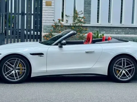 Vừa lăn bánh 2.000 km, siêu xe mui trần Mercedes-AMG SL43 đã tìm chủ mới