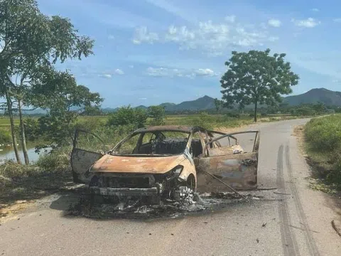 Ô tô bốc cháy giữa đường, nghi do rơm rạ cuốn vào gầm xe: Tài xế cần làm gì để tránh hiểm họa?