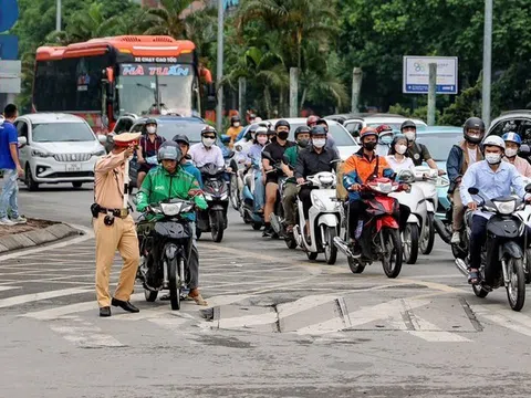 Tài xế xe ôm công nghệ bị "tuýt còi" hàng loạt: Đi ngược chiều, leo vỉa hè, che biển số