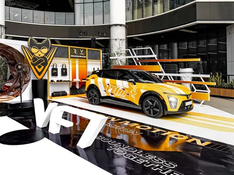 VinFast VF 7 khuấy động Hà Nội với bản độ giới hạn tại sự kiện "Art in Motion"