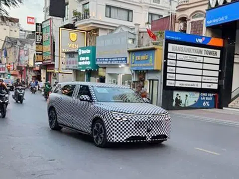 Bí ẩn chiếc VF 9 ngụy trang kín mít trên phố: Thiết kế khác lạ, khoang nội thất đầy hứa hẹn