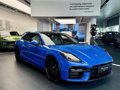 Porsche Panamera 2025 chưa đăng ký đã vội rao bán với giá "chênh" gần 2 tỷ