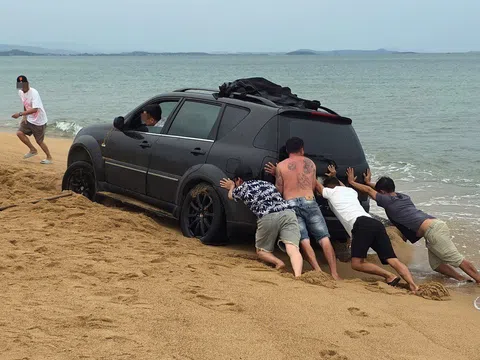 Thêm một vụ tài xế tự ý lái xe xuống bãi biển Tuy Hòa: Trò vui phút chốc, hậu quả khôn lường