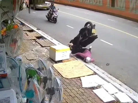 Bình Dương: Người phụ nữ lộn nhào vì miệng cống khiến dân mạng tranh cãi dữ dội