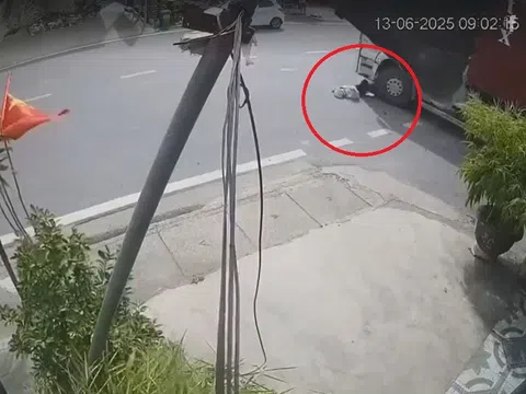 Phóng nhanh không quan sát, cô gái lao vào đầu xe container giữa đường lớn