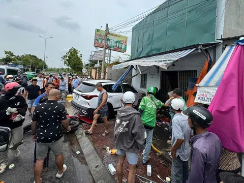 Kinh hoàng ở Phan Thiết: Ô tô mất lái hất văng xe máy, lao thẳng vào nhà dân khiến cụ bà tử vong