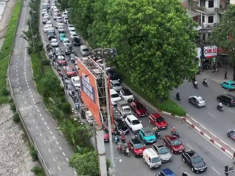 Lãng phí làn xe đạp dọc sông Tô Lịch: Có nên "nhường chỗ" cho xe máy?