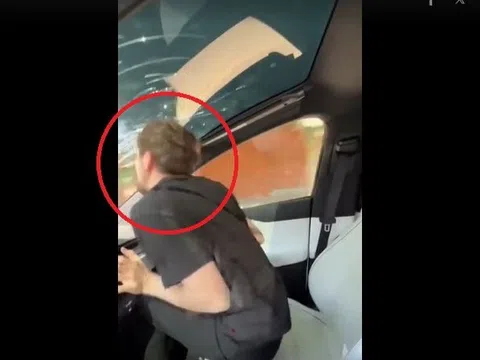 Thử trend tăng tốc giật lưng và cái kết ... đập đầu vỡ kính chắn gió