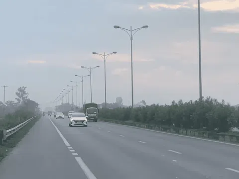 Quốc lộ chìm trong "biển sương" sau mùa gặt, tài xế căng mắt vượt đường