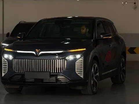 SUV VinFast bí ẩn xuất hiện với logo vàng: Thiết kế khác lạ, nghi có bản chống đạn đầu tiên tại Việt Nam?