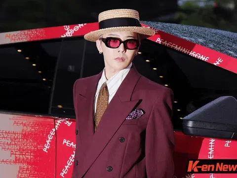 G-Dragon biến Cybertruck thành "siêu phẩm thời trang": Đỏ rực, logo Peaceminusone, giới hạn toàn cầu