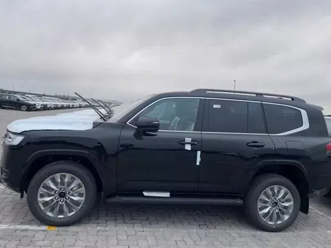 Cận cảnh Toyota Land Cruiser LC300 2025 tại Việt Nam: Giá từ 4,58 tỷ đồng, khách vẫn phải mua kèm "lạc"