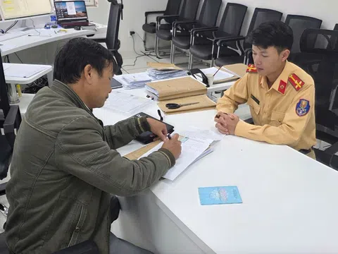 CSGT Lâm Đồng biểu dương tài xế vượt đèn đỏ và câu chuyện đặc biệt ở phía sau