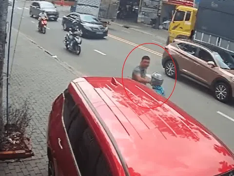 Bị nhắc nhở vì ném rác, người đàn ông lao xuống ô tô đạp nữ tài xế xe ôm công nghệ ngã sõng soài