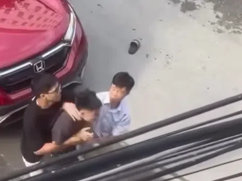 Bắc Giang: Va chạm giao thông, hai cha con đánh người chảy máu đầu rồi dọa nạt "có biết tao là ai không?"