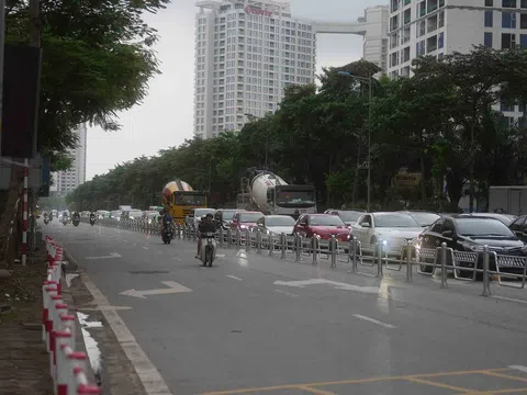 Ô tô "nhích từng mét" trên đường Võ Chí Công, Phạm Văn Đồng vì dải phân cách cứng mới?