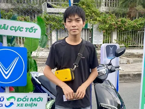 Đổi từ xe máy xăng sang xe máy điện VinFast, tài xế chia sẻ: “Giữ gìn được sức khỏe, tiết kiệm được nhiều tiền”