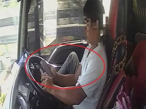 Phẫn nộ hành vi tài xế lái xe đầu kéo bằng một chân, lướt TikTok bằng tay còn lại