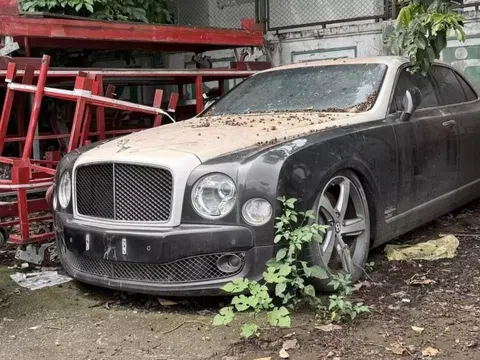 Góc khuất xe sang tại Việt Nam: Nhiều chiếc Bentley bạc tỷ hóa “phế tích” bên đường