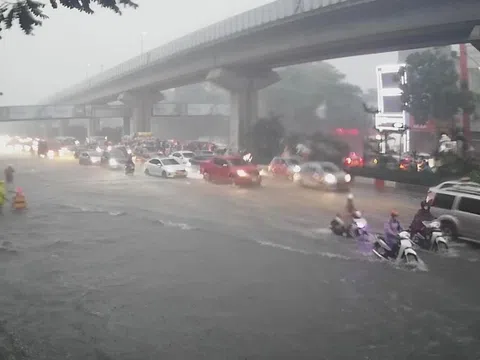 Hà Nội mưa lớn đúng giờ cao điểm, đường phố thành sông, xe cộ kẹt cứng