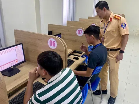 Chỉ hơn 44% người thi đỗ bằng lái sát hạch: Chuyện lạ đang diễn ra ở Hà Nội?