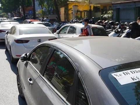 Vì sao phí ra biển số ô tô tại một số địa phương lại tăng lên gấp 20 lần sau sáp nhập?