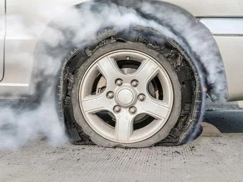 Lốp xe ô tô nổ bất ngờ khi đang chạy: Vì sao xảy ra và xử lý thế nào cho đúng?