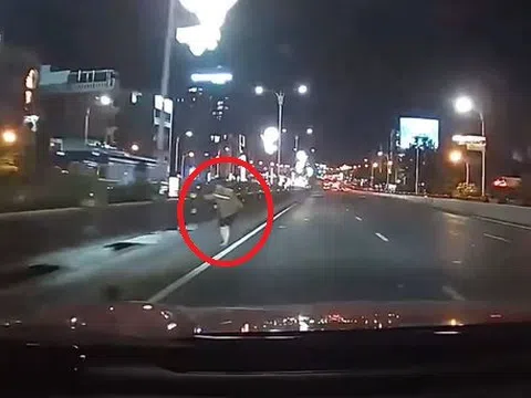 Thót tim cảnh người đi bộ vượt dải phân cách trên cầu Vĩnh Tuy giữa dòng xe cộ
