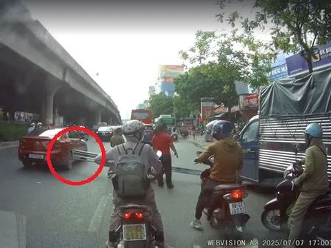 Phương tiện đi đường gặp họa vì xe máy chở sắt như "bẫy tử thần"