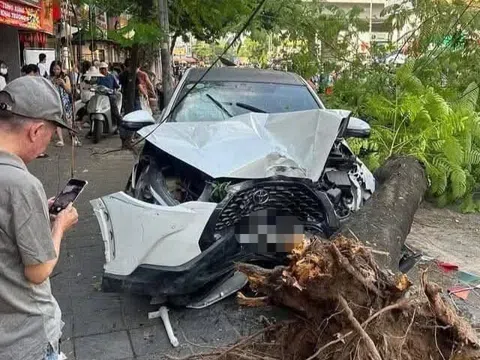 Hiện trường hỗn loạn: Nữ tài xế gây tai nạn liên hoàn trên phố Hà Nội, hàng chục người bị thương