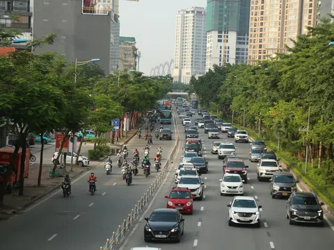 Tuyến Võ Chí Công chính thức phân làn cứng: Ô tô không được dừng đỗ trước và sau nút giao 50m