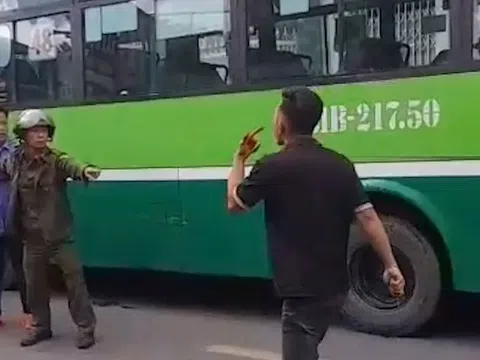 Va chạm nhẹ, tài xế xe tải cầm dao rượt đánh tài xế xe buýt giữa đường TP.HCM