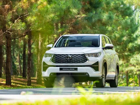 Top 5 ô tô hybrid bán chạy nhất tháng 6: XL7 vượt mặt Camry và CR-V