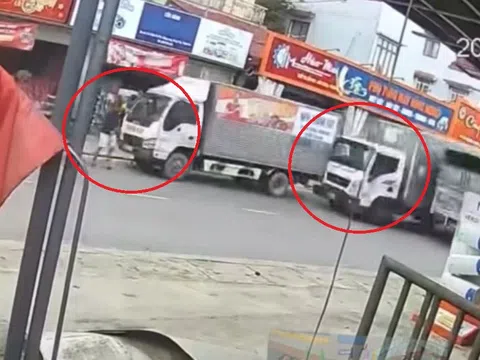 Ô tô đỗ ven đường bị xe tải tông dồn, người đi bộ trở thành nạn nhân