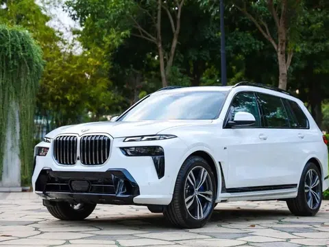 Đại lý tiết lộ BMW X7 2025 có thể về Việt Nam vào tháng 10, nâng cấp gói an toàn ADAS