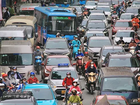 Sở hữu ô tô xăng ở Hà Nội sẽ đắt đỏ hơn khi phí trước bạ, biển số, gửi xe đều bị siết