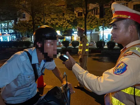 Hà Nội: Say rượu lái xe, loạt tài xế "sập bẫy" CSGT hóa trang gần quán nhậu