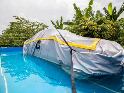 Chủ xe đua nhau "gói bánh chưng" ô tô để chống ngập trước bão số 3 Wipha