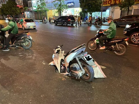 Xe máy SH tụt hố giữa phố Trường Chinh: Lỗi do đường hay do người?