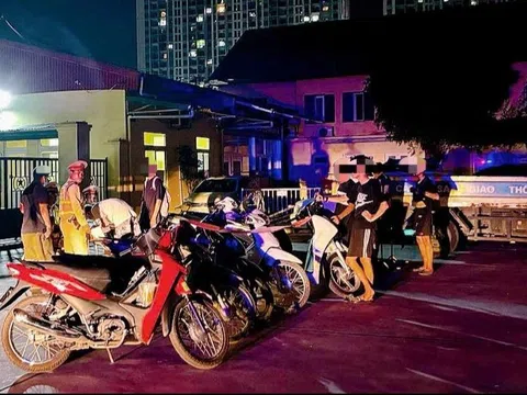 Hàng loạt "quái xế" ở Hà Nội bị tóm gọn trong đêm "đi bão" náo loạn