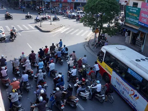 Dừng xe né nắng chờ đèn đỏ: Thói quen "khôn lỏi" tiềm ẩn nguy cơ tai nạn và bị xử phạt